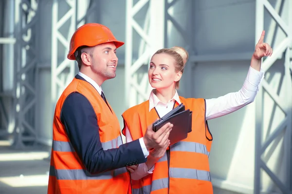 Atractivos jóvenes constructores están discutiendo el nuevo proyecto — Foto de Stock