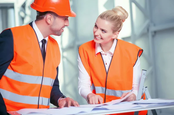 Jóvenes ingenieros profesionales están discutiendo un nuevo proyecto — Foto de Stock