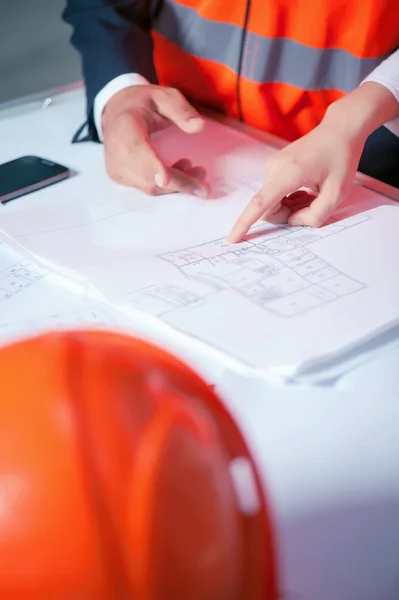 Jóvenes arquitectos alegres están trabajando en un nuevo proyecto — Foto de Stock