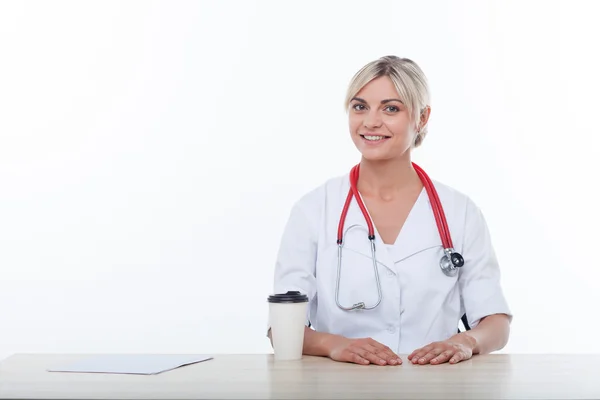 Belle jeune femme médecin travaille avec joie — Photo