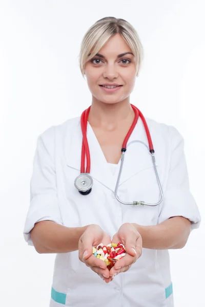 Attractive young female doctor is proposing some pills — Φωτογραφία Αρχείου