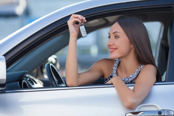 Beautiful young woman has bought a new vehicle — 图库照片