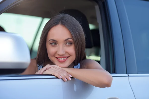 Muito jovem motorista feminino está gostando de sua viagem — Fotografia de Stock