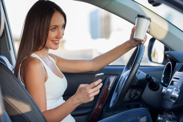 Jovem atraente está usando telefone no transporte — Fotografia de Stock