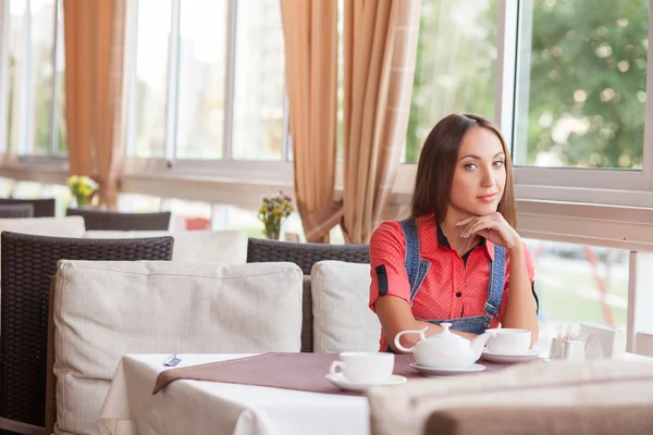 Attractive hipster woman is resting in cafeteria — Zdjęcie stockowe