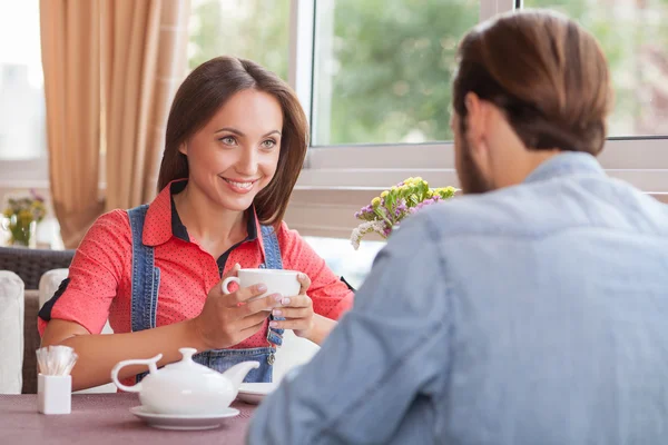 Alegre joven amante pareja está descansando en la cafetería — Foto de Stock