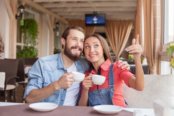 Hombre guapo y mujer bonita en la cafetería — Foto de Stock