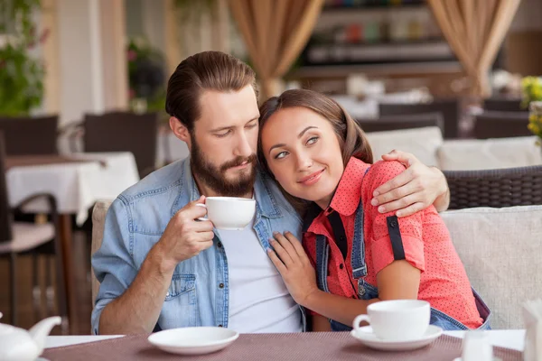 Cheerful man and woman are dating in cafeteria — Stok fotoğraf