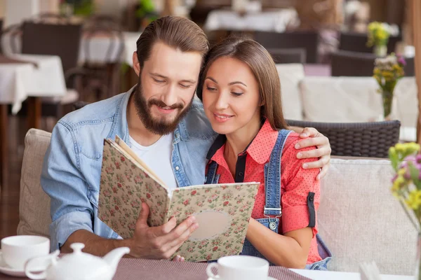 Atractiva joven pareja amorosa está descansando en la cafetería — Foto de Stock