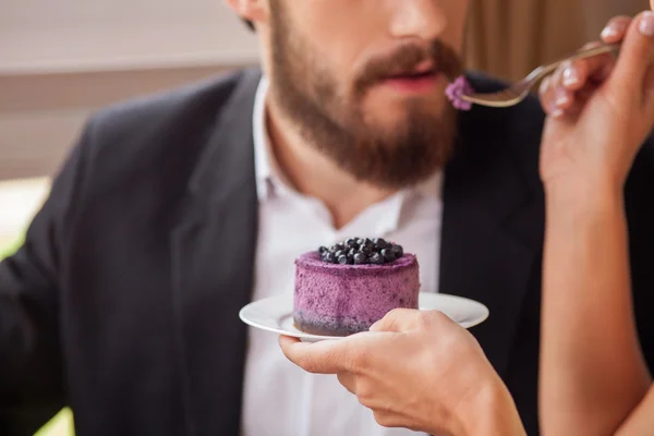 Alegre amante pareja es comer dulce comida en restaurante — Foto de Stock