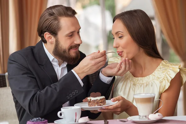 Belo homem e mulher estão relaxando no café — Fotografia de Stock