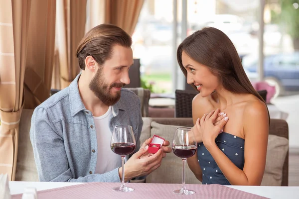 Attractive young guy is giving her girlfriend jewelry — Stock Photo, Image