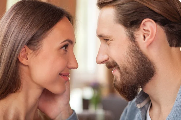 Homem e mulher alegres estão passando tempo juntos — Fotografia de Stock