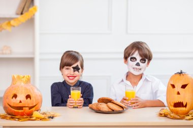 Pretty friendly siblings are celebrating Nut-Crack Night