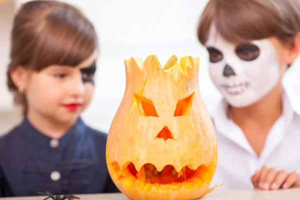 Crianças bonitas estão na expectativa de celebrar o Halloween — Fotografia de Stock