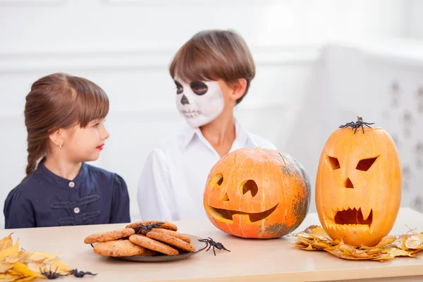 Cheerful siblings are decorating food before Nut-Crack Night — Stock fotografie