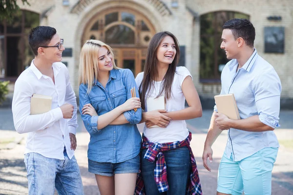 Jovens amigos atraentes estão conversando depois de estudar — Fotografia de Stock