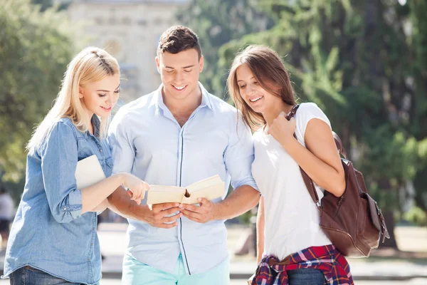 Cheerful healthy students are learning before lessons — Φωτογραφία Αρχείου