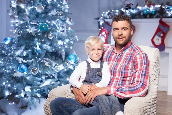 Atractivo joven está celebrando la Navidad con su hijo — Foto de Stock