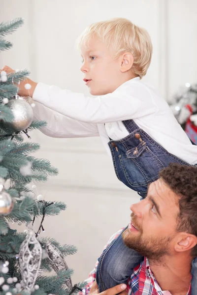 Família alegre está preparando a árvore de Natal para a celebração — Fotografia de Stock