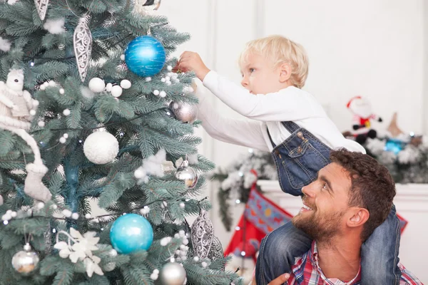 Bonito homem e criança estão decorando árvore de Ano Novo — Fotografia de Stock