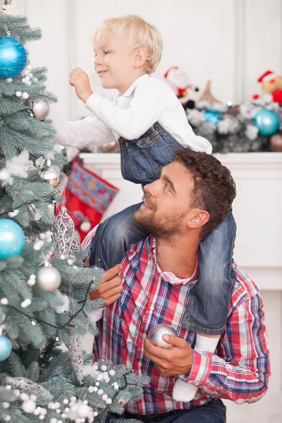 Cheerful friendly family is preparing for Christmas — Stock fotografie