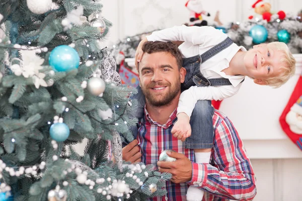 Pai bonito e filho estão decorando árvore de Ano Novo — Fotografia de Stock