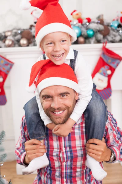 Joven alegre y su hijo en la noche de Navidad — Foto de Stock