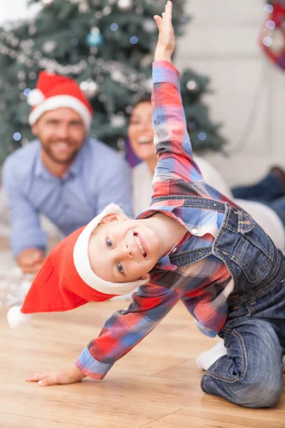 Linda familia se está burlando cerca de abeto de Navidad — Foto de Stock