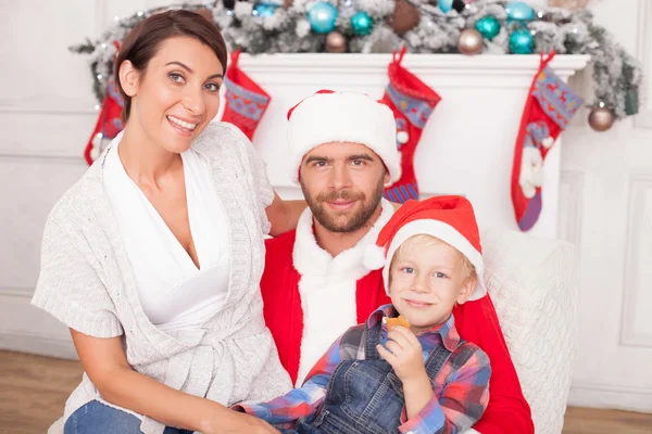 Familia bastante amable se está burlando en Año Nuevo — Foto de Stock