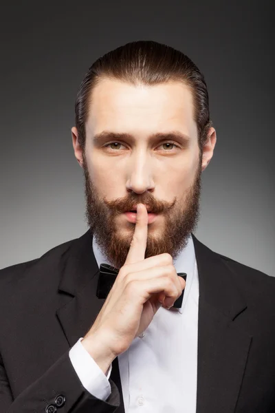 Joven empresario alegre con barba está haciendo gestos —  Fotos de Stock