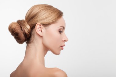 Çekici genç kız onun vücut bakım