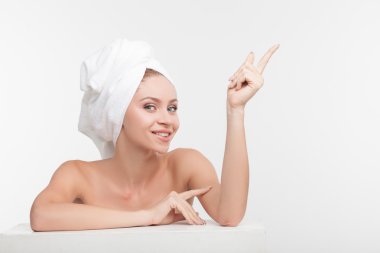 Neşeli genç kadın vücudu ile bakıyor