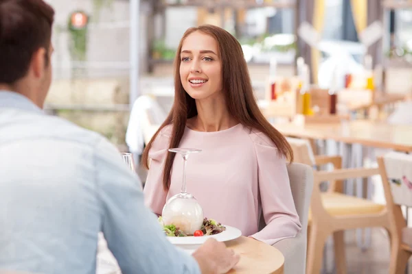 Atractiva joven pareja amorosa está saliendo en la cafetería — Foto de Stock