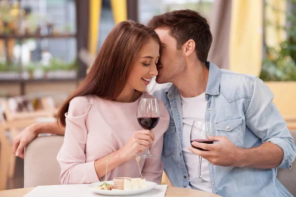 Pretty young loving couple is dating in restaurant — Stock fotografie