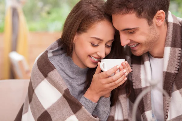 Hermosa novia y novio están descansando juntos — Foto de Stock