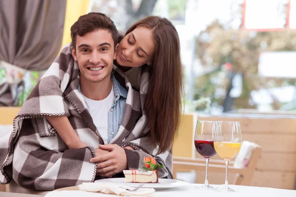 Atraente jovem casal amoroso é namoro no café — Fotografia de Stock