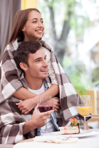 Bela jovem casal amoroso é relaxante no café — Fotografia de Stock