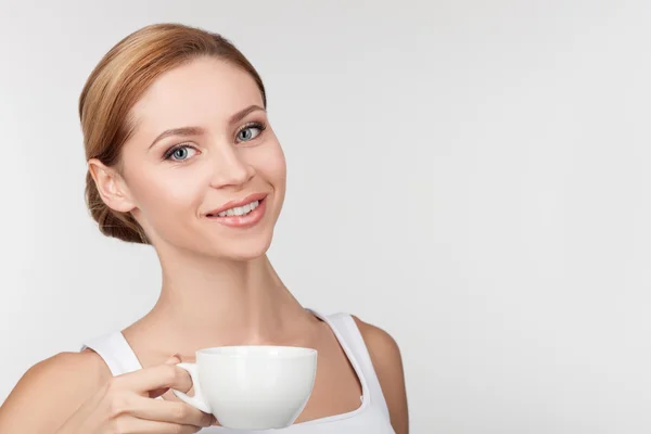 Привлекательная здоровая девушка наслаждается горячим кофе — стоковое фото