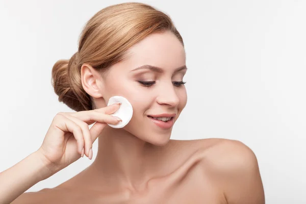 Mujer sana alegre está limpiando su cara — Foto de Stock