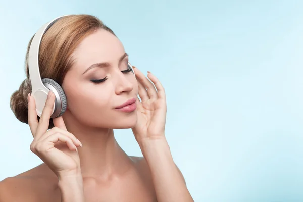 Attractive healthy girl is relaxing with earphones — Stock Photo, Image