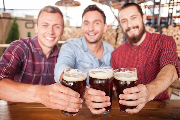 Atraente jovens amigos do sexo masculino estão descansando no bar — Fotografia de Stock