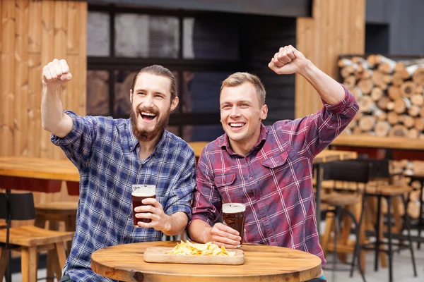 Stilig två manliga vänner vilar i bar — Stockfoto