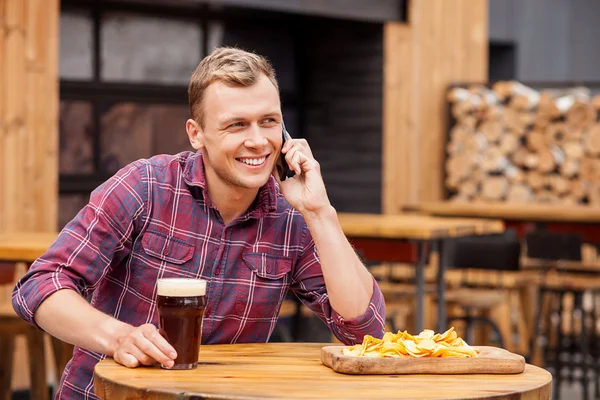Stilig ung kille använder telefon i bar — Stockfoto