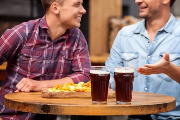 Aantrekkelijke twee mannelijke vrienden communiceren in pub — Stockfoto