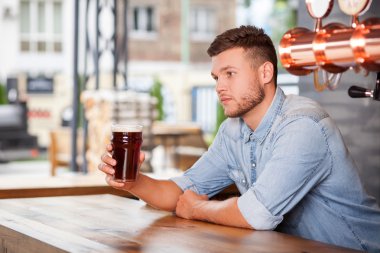 Çekici genç barmen müşteriler bar için bekliyor