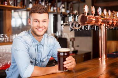 Yakışıklı erkek barmen çalışıyor çubuk