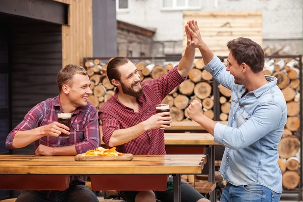 Stilig manliga vänner gör kul i pub — Stockfoto