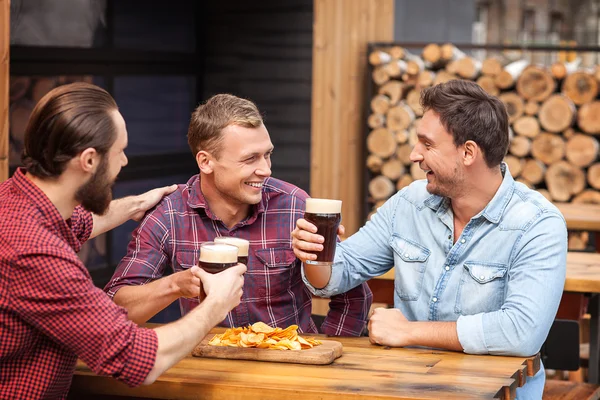 Attraktiva killar åtnjuter alkohol drink i puben — Stockfoto