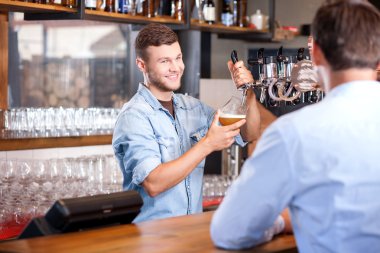 Çekici genç barmen çalışıyor çubuk